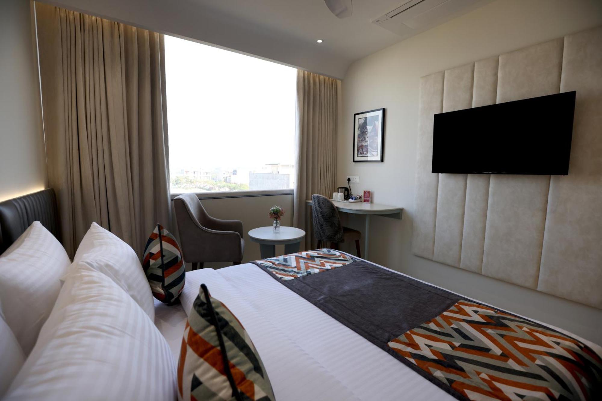 Hiraya Hotels Mohali Exterior foto