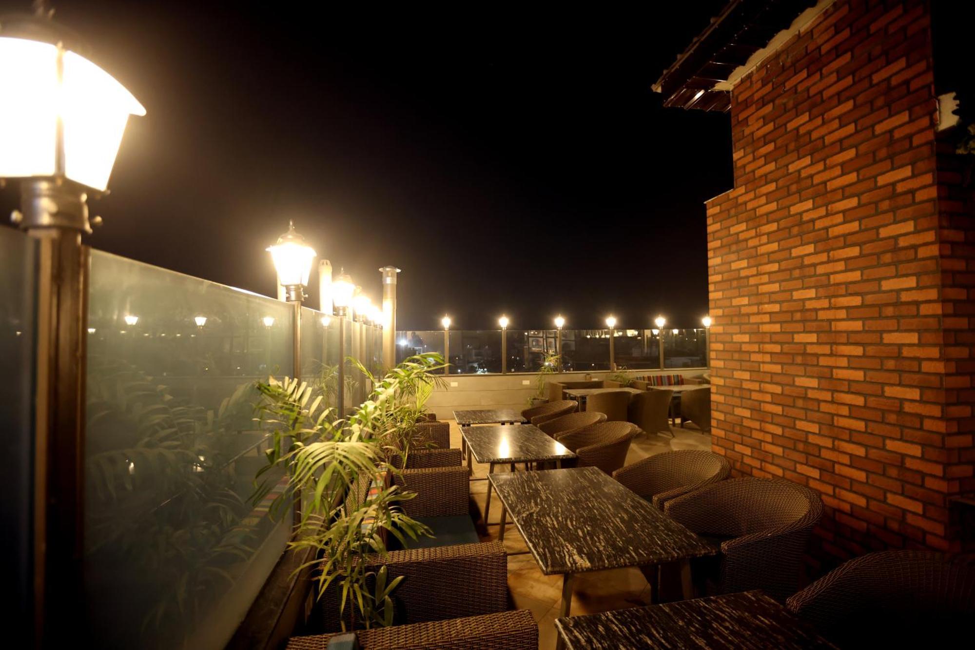 Hiraya Hotels Mohali Exterior foto